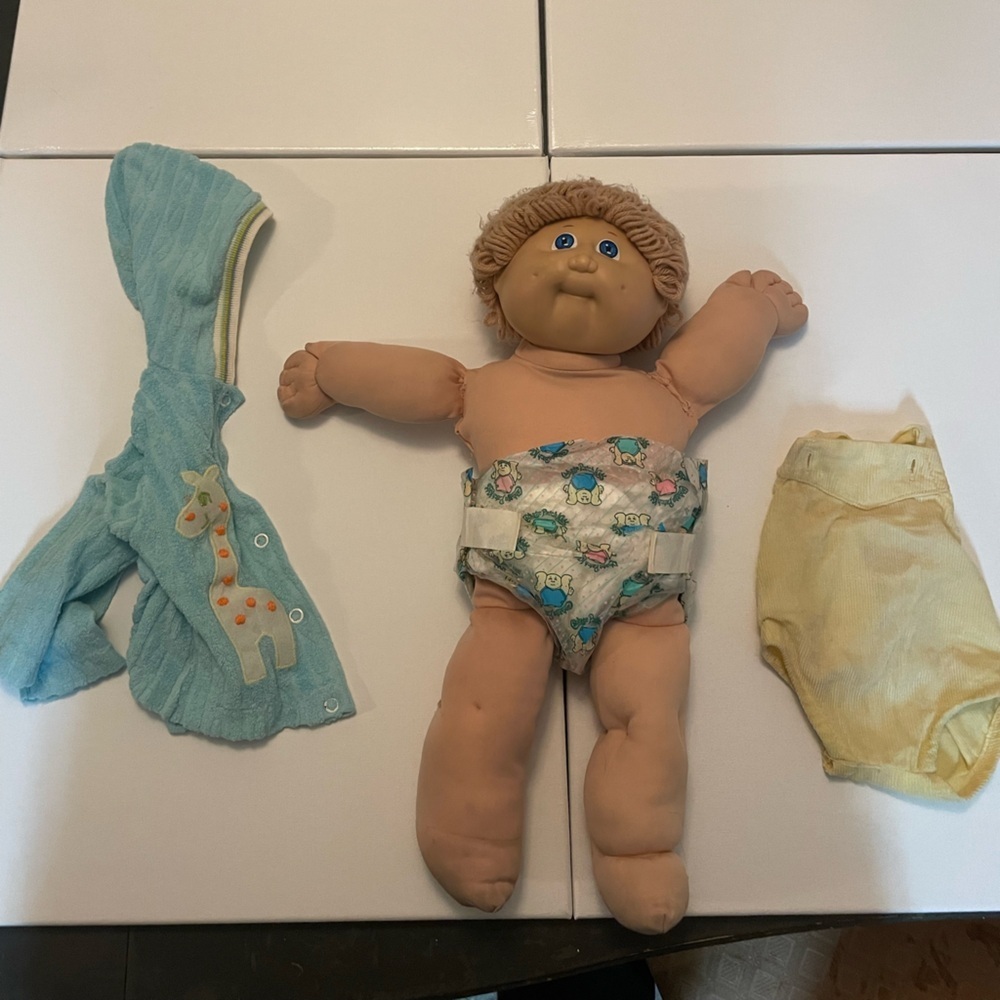 VTG 1986 Cabbage Patch Doll with Blue Outfit and Accessories collectors - Picture 2 of 4